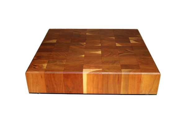 end-grain-wooden-cutting-board-with-handle-and-non-slip-feet (1)