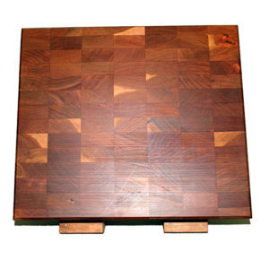 end-grain-wooden-cutting-board-with-handle-and-non-slip-feet (2)