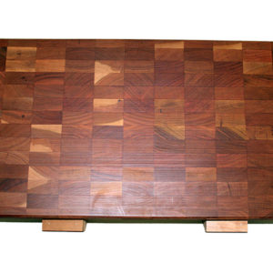 end-grain-wooden-cutting-board-with-handle-and-non-slip-feet (2)