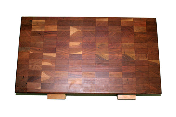 end-grain-wooden-cutting-board-with-handle-and-non-slip-feet (2)