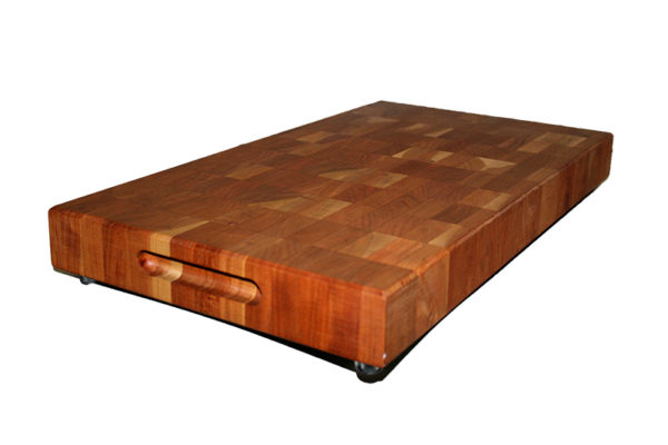 end-grain-wooden-cutting-board-with-handle-and-non-slip-feet (5)